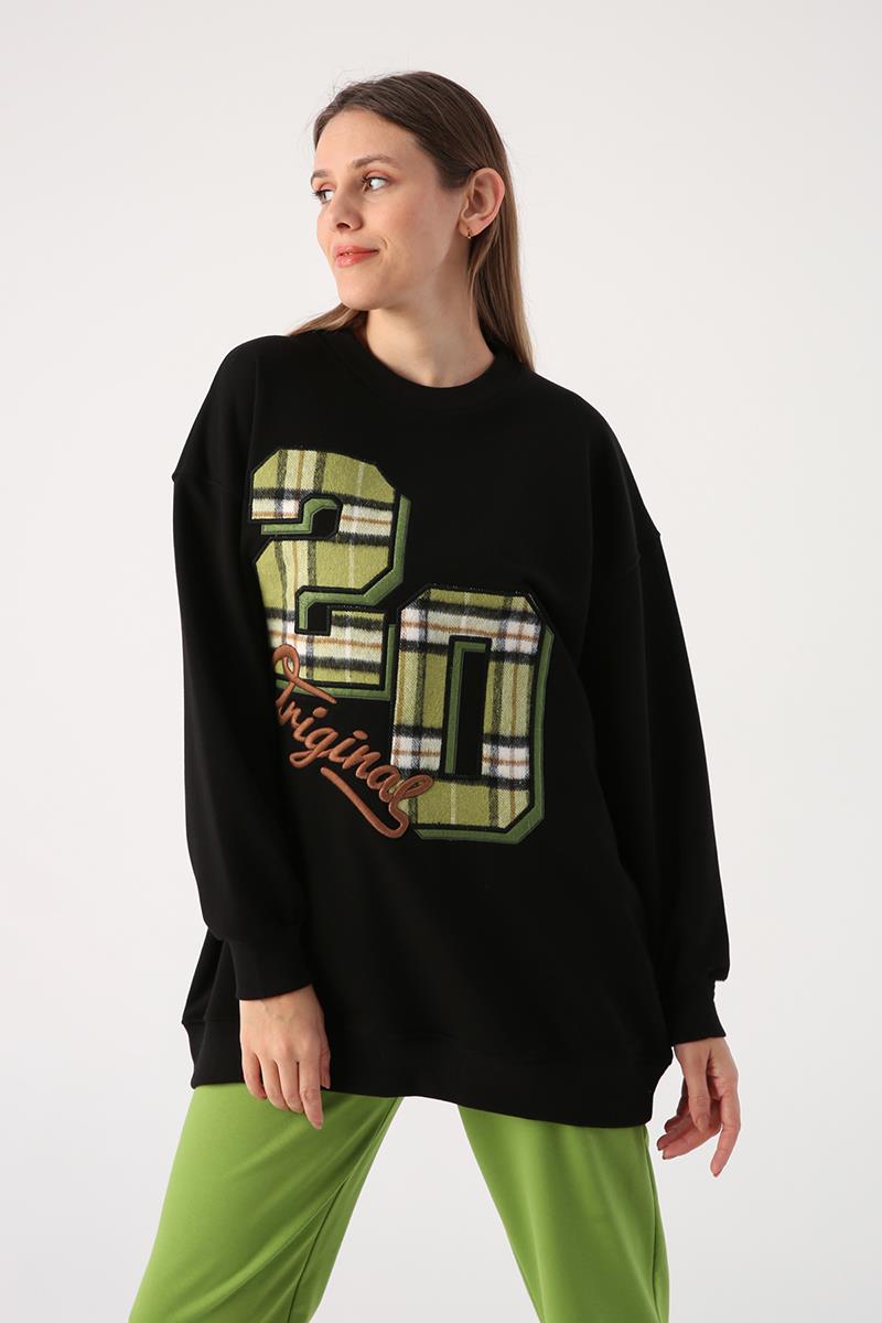 Schwarz-Oversize-Sweatshirt mit karierter Applikation und Stickerei