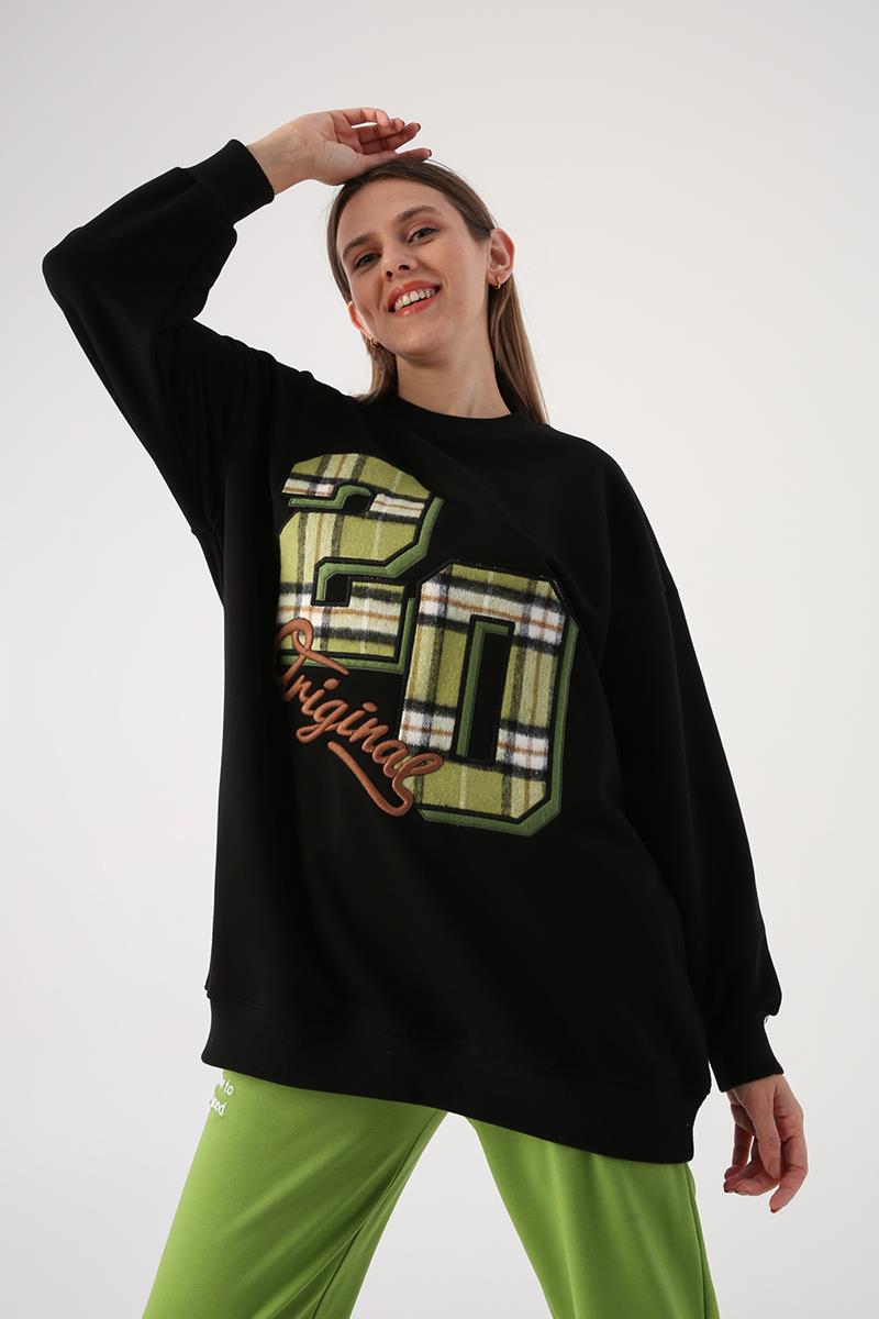 Schwarz-Oversize-Sweatshirt mit karierter Applikation und Stickerei