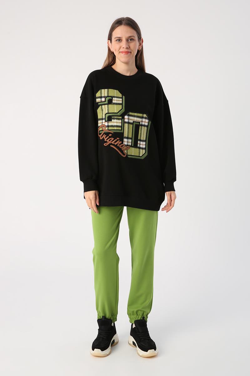 Schwarz-Oversize-Sweatshirt mit karierter Applikation und Stickerei