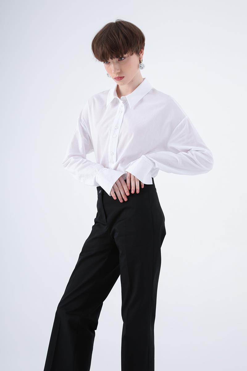 Hose mit weitem Bein aus schwarzem Baumwoll-Lycra mit Schlitzen an den Beinen und Eisenspuren