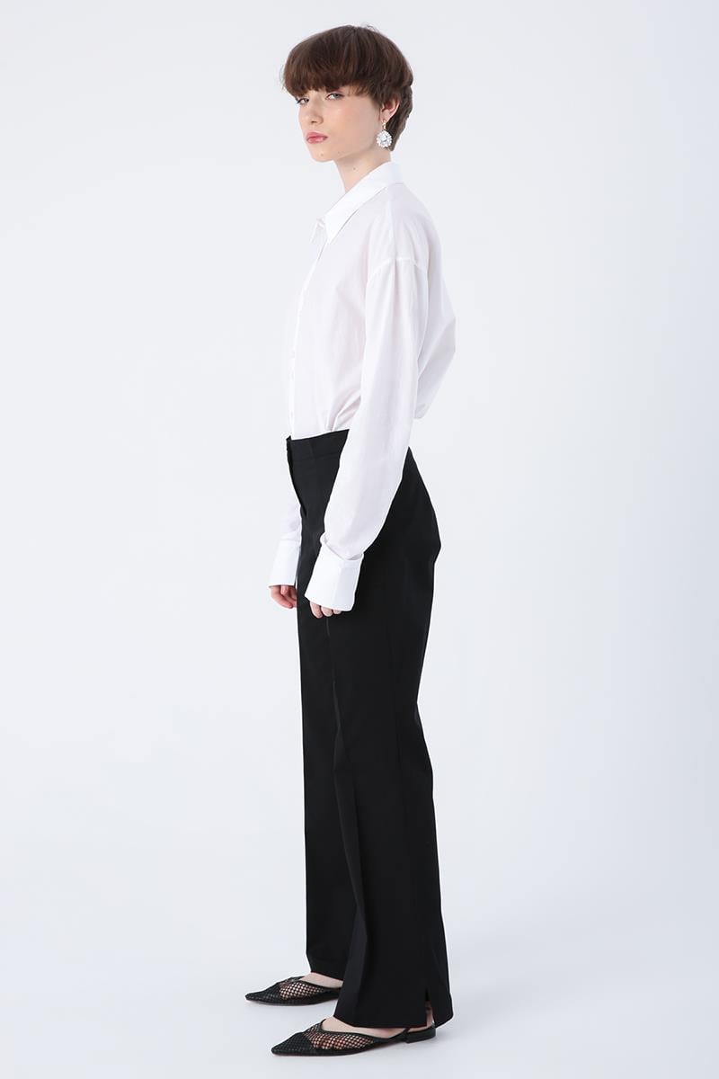 Hose mit weitem Bein aus schwarzem Baumwoll-Lycra mit Schlitzen an den Beinen und Eisenspuren