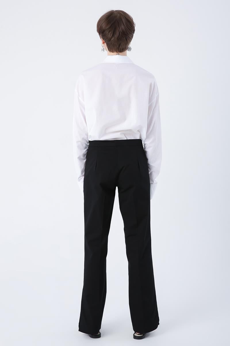 Hose mit weitem Bein aus schwarzem Baumwoll-Lycra mit Schlitzen an den Beinen und Eisenspuren