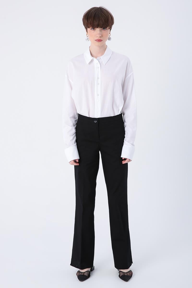 Hose mit weitem Bein aus schwarzem Baumwoll-Lycra mit Schlitzen an den Beinen und Eisenspuren