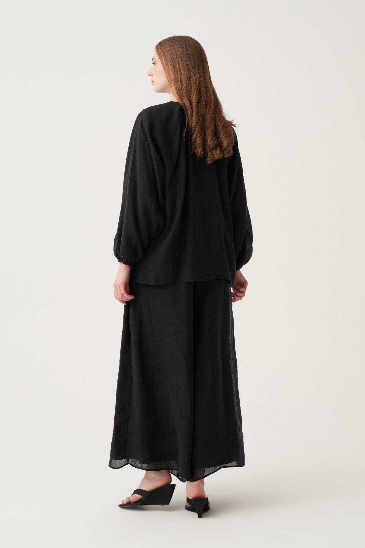 Siyah-Reglan Pelerin Detaylı Bluz