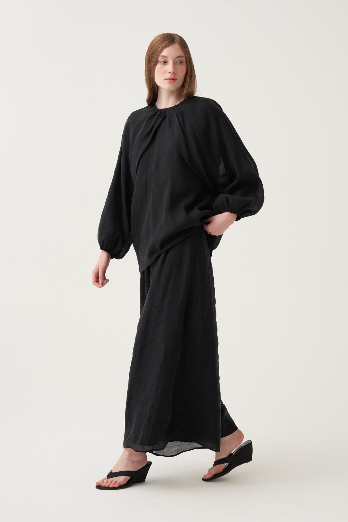 Siyah-Reglan Pelerin Detaylı Bluz