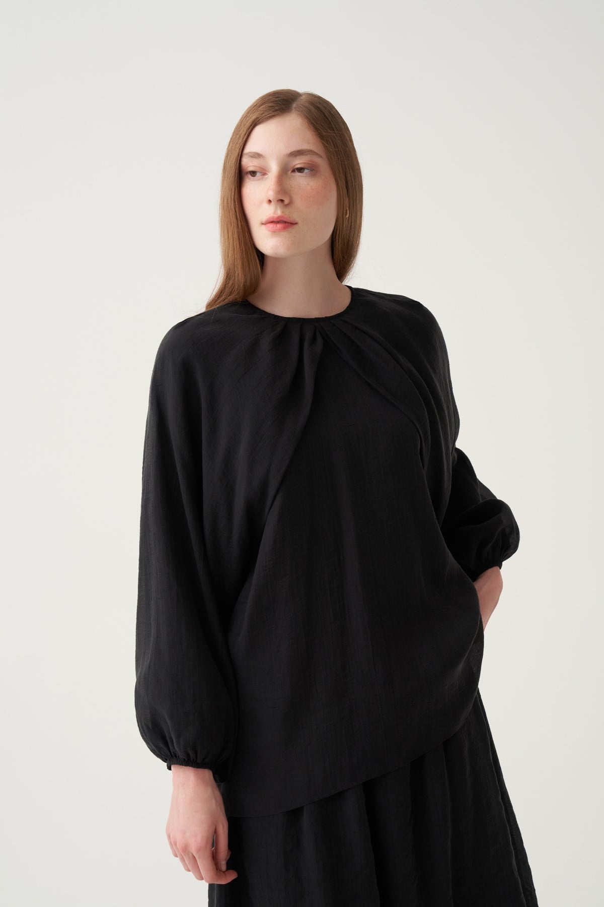 Siyah-Reglan Pelerin Detaylı Bluz
