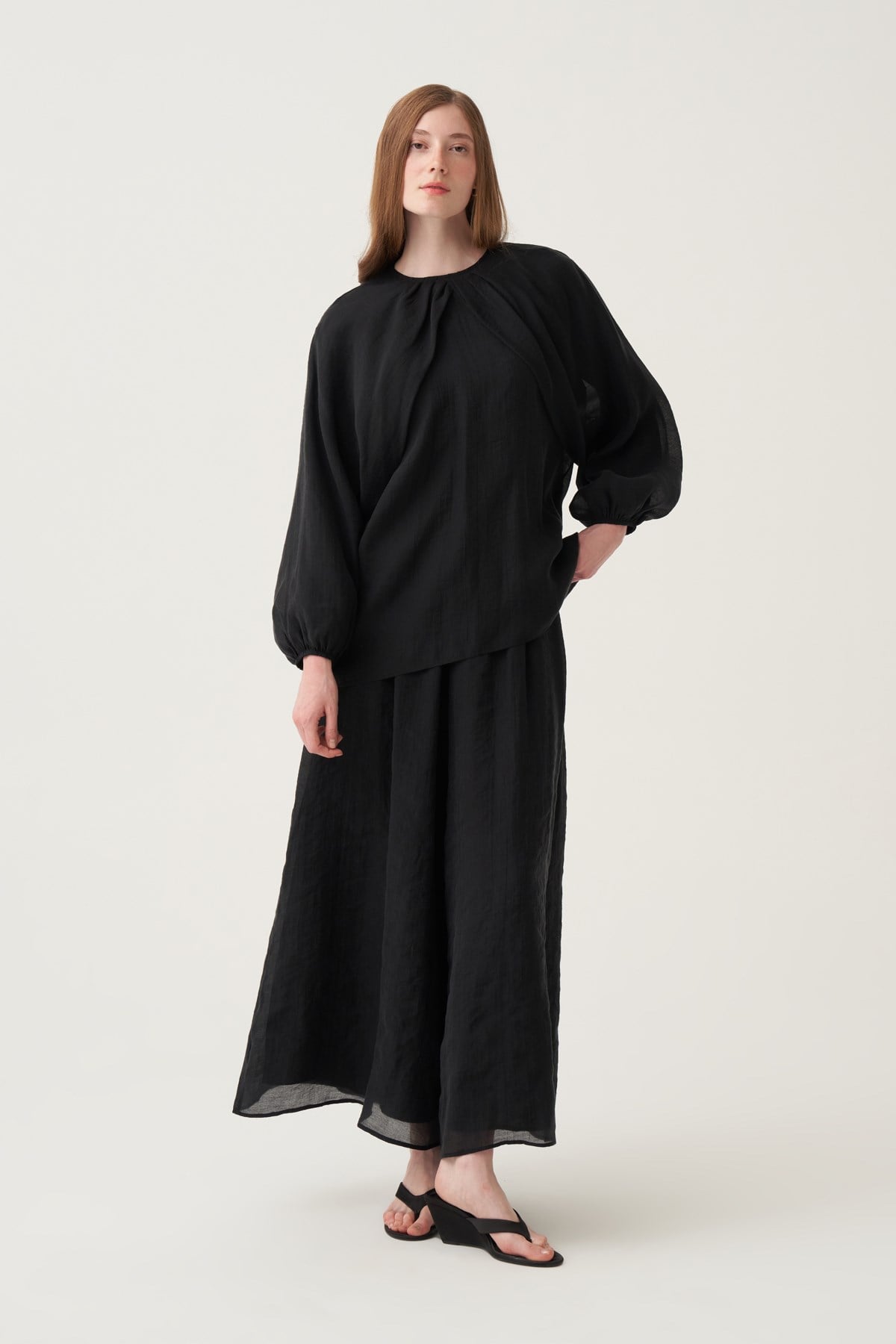 Siyah-Reglan Pelerin Detaylı Bluz