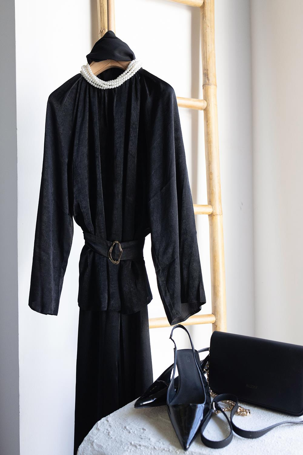 Black-Batwing Sleeve Drawstring Neck Suit with Trousers