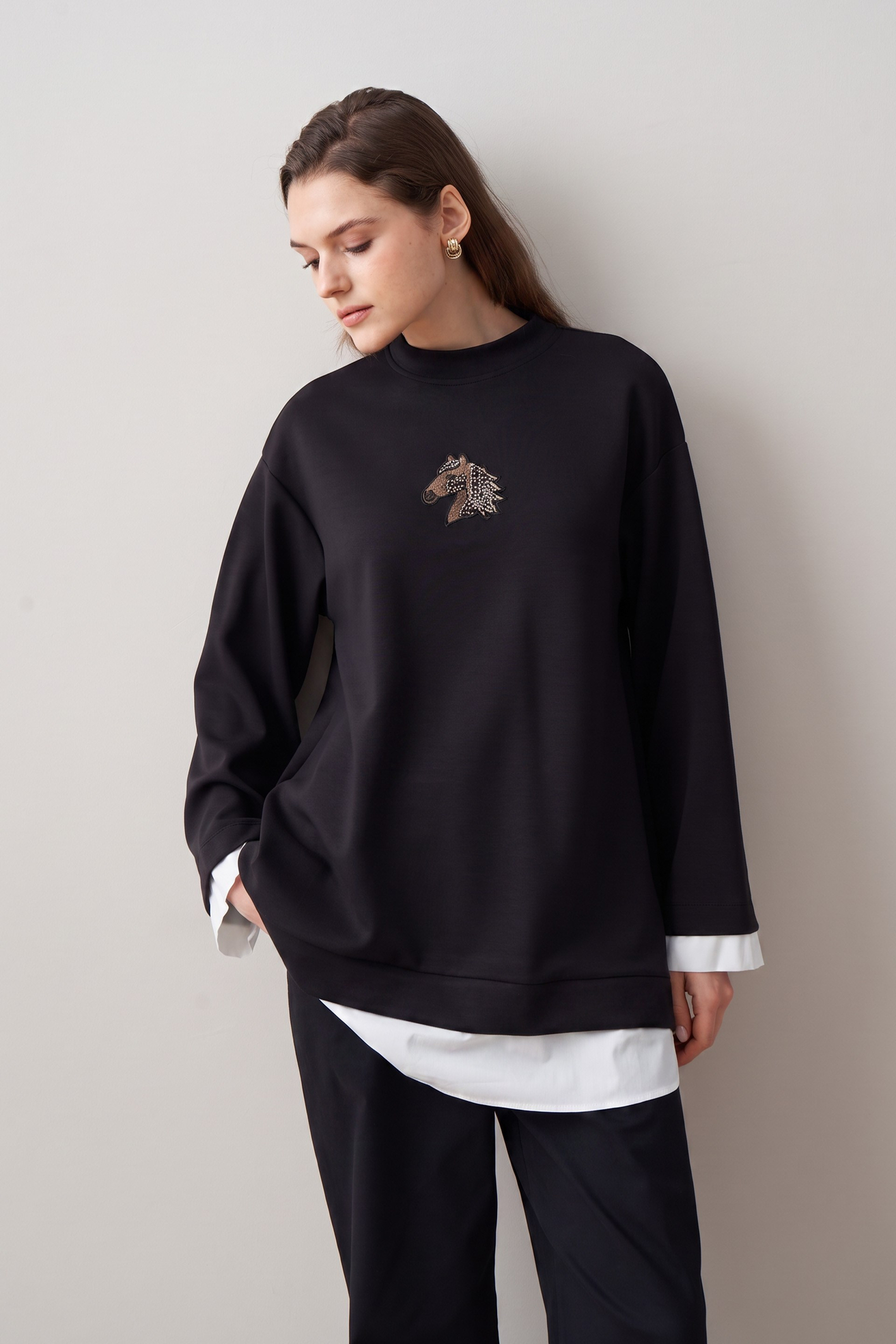 Siyah-Yumuşak Dokulu İşlemeli Sweat