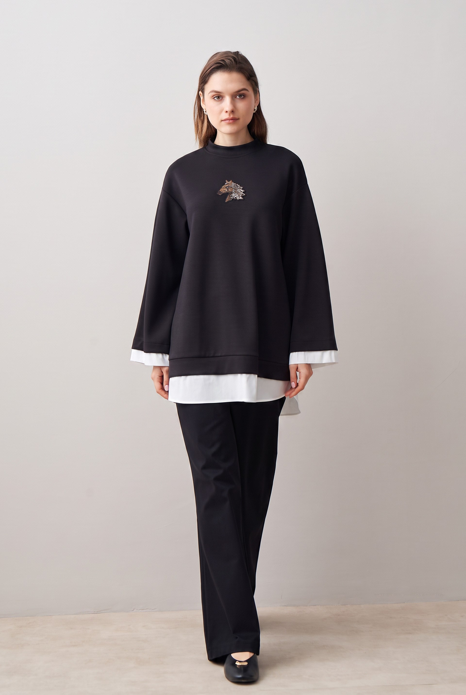 Siyah-Yumuşak Dokulu İşlemeli Sweat