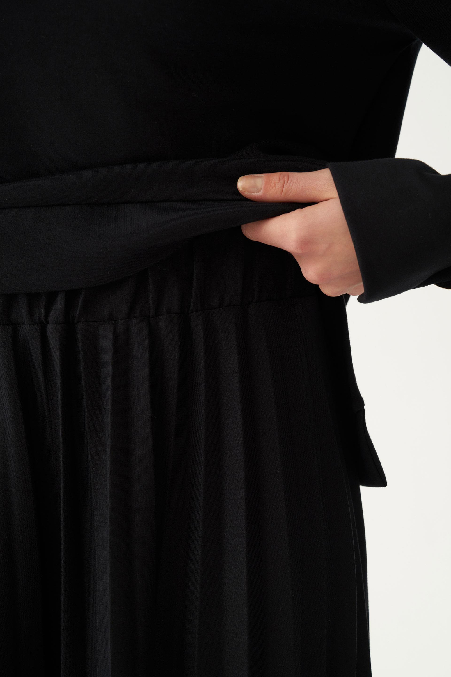 Siyah-Yumuşak Dokulu Pliseli Şık Etekli Takım