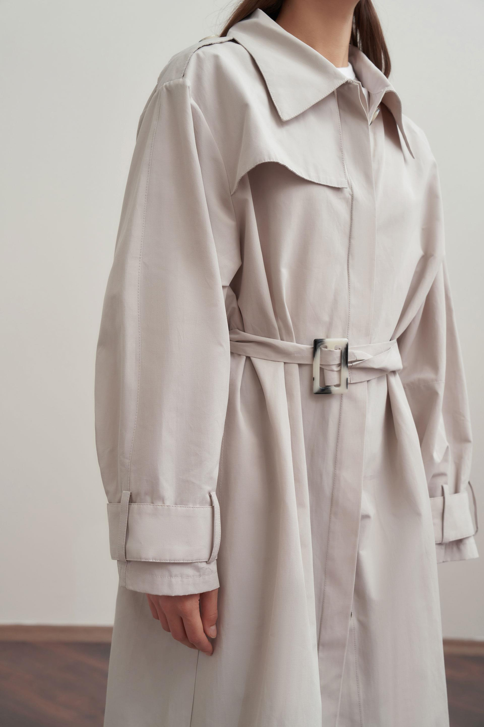 Stein-Epauletten an den Schultern