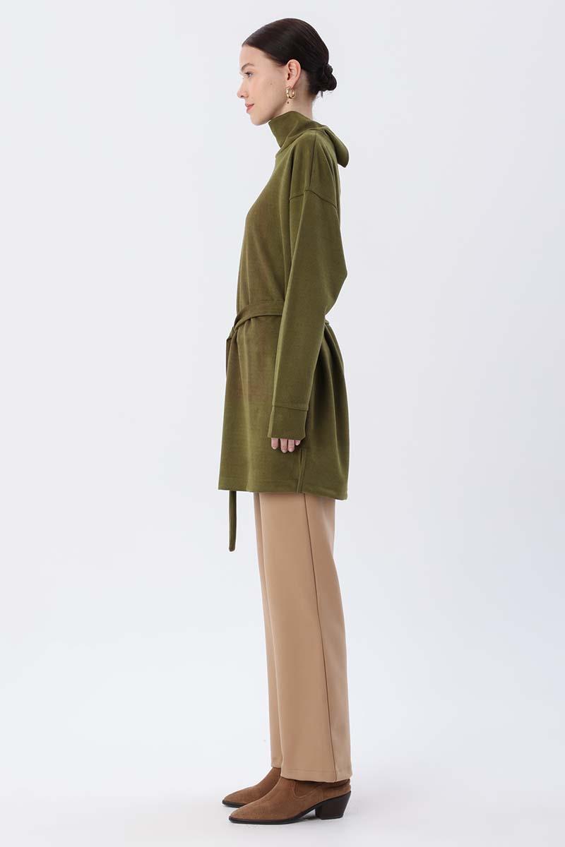 Tunique à col roulé et ceinture verte