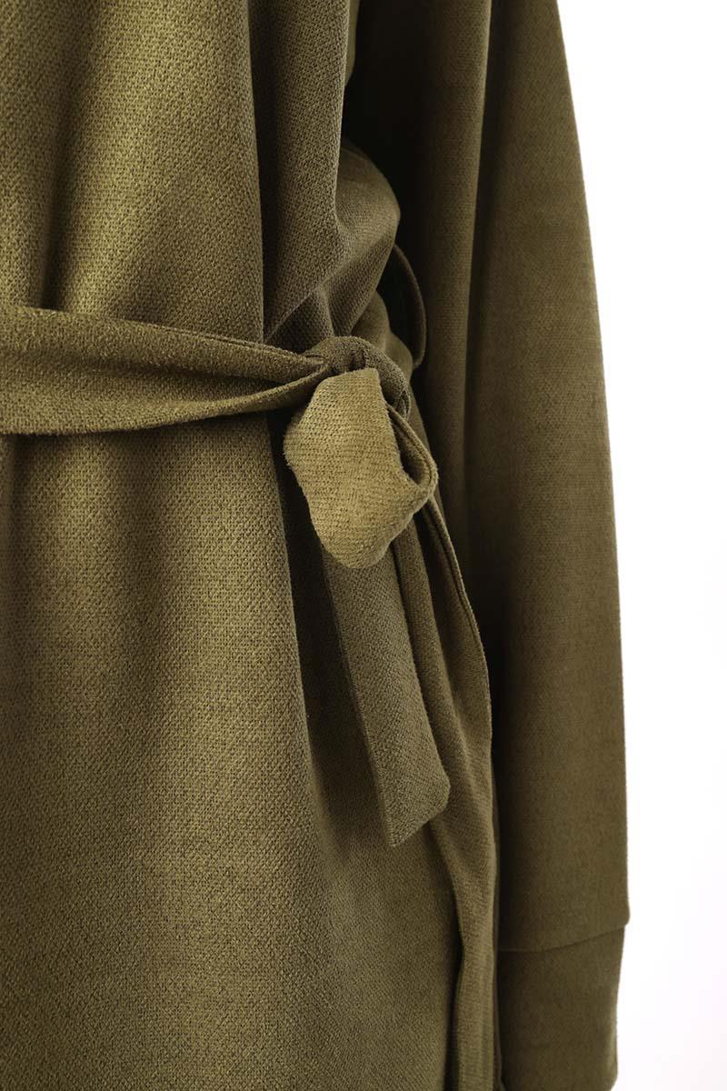 Tunique à col roulé et ceinture verte