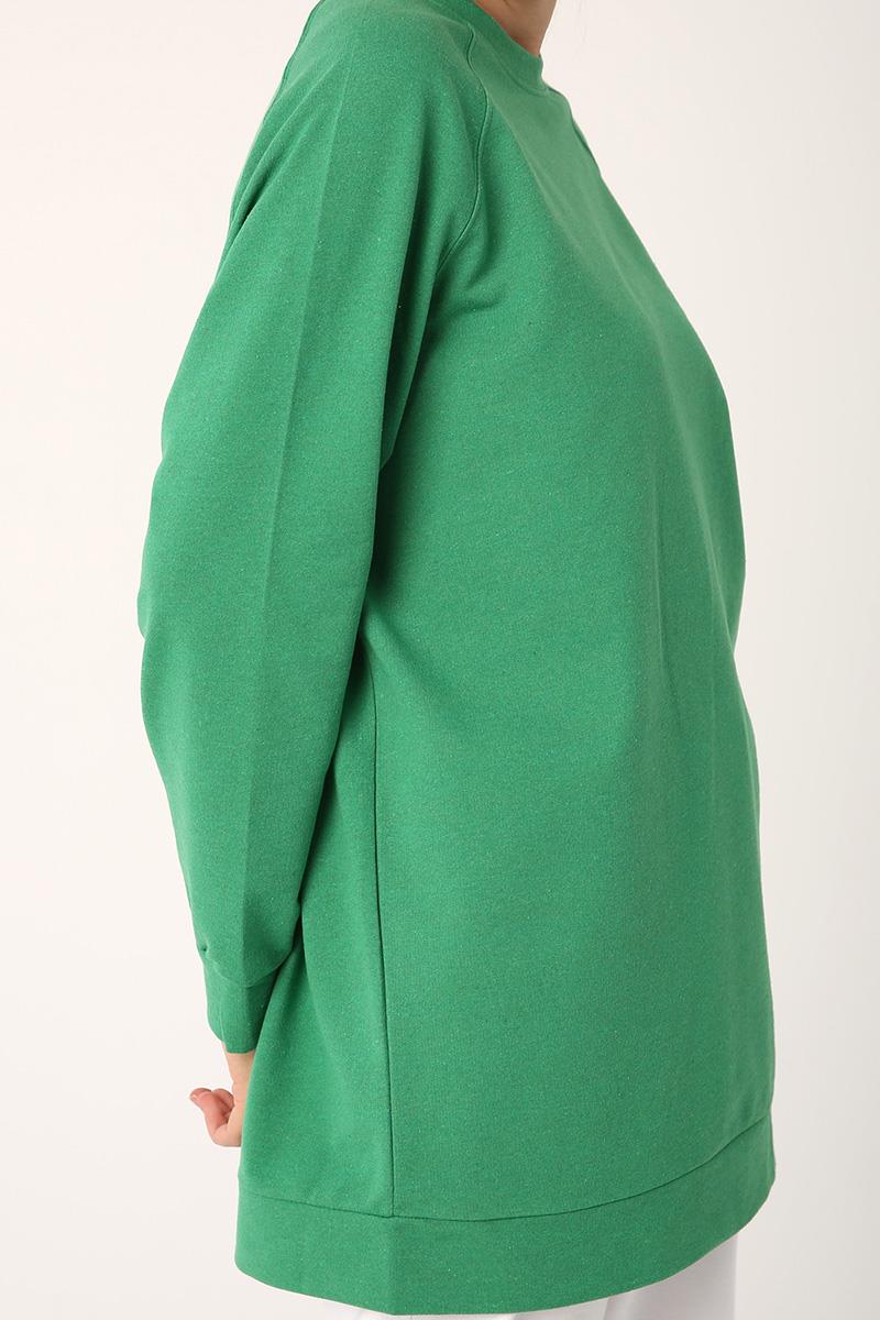 Grüner Pullover mit Raglanärmeln