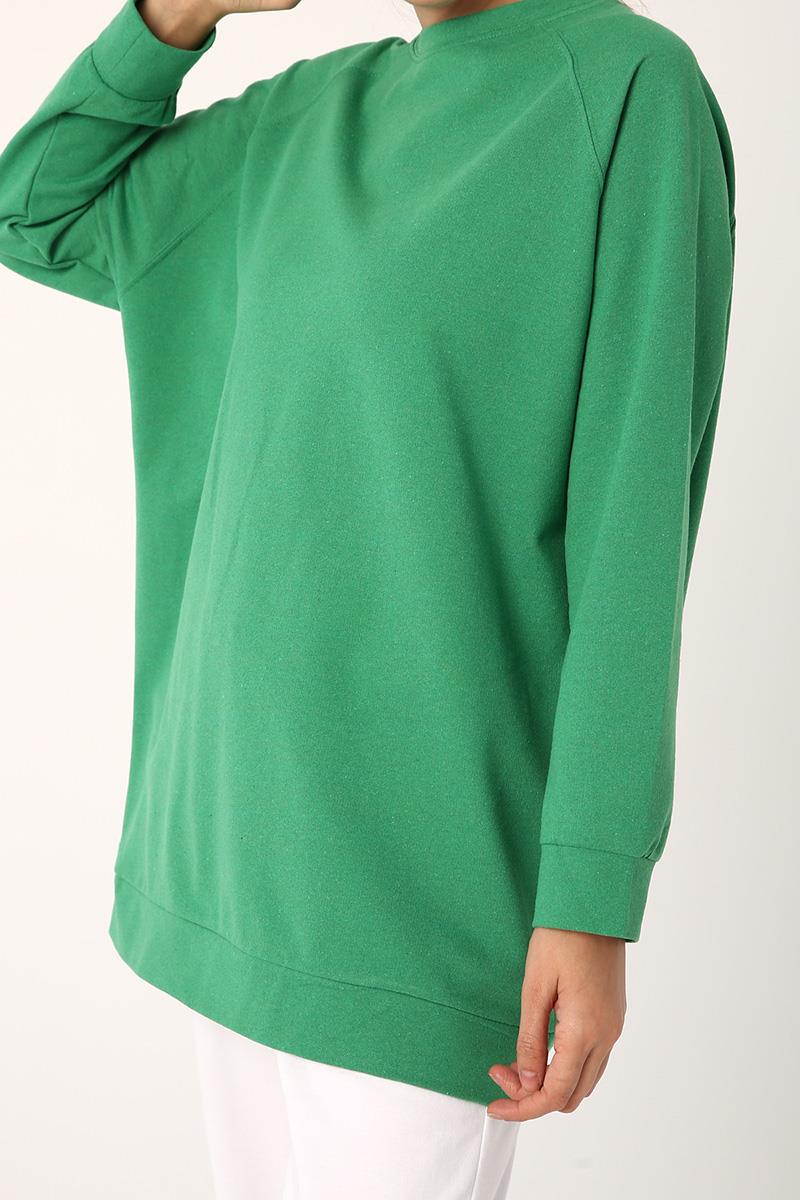 Grüner Pullover mit Raglanärmeln
