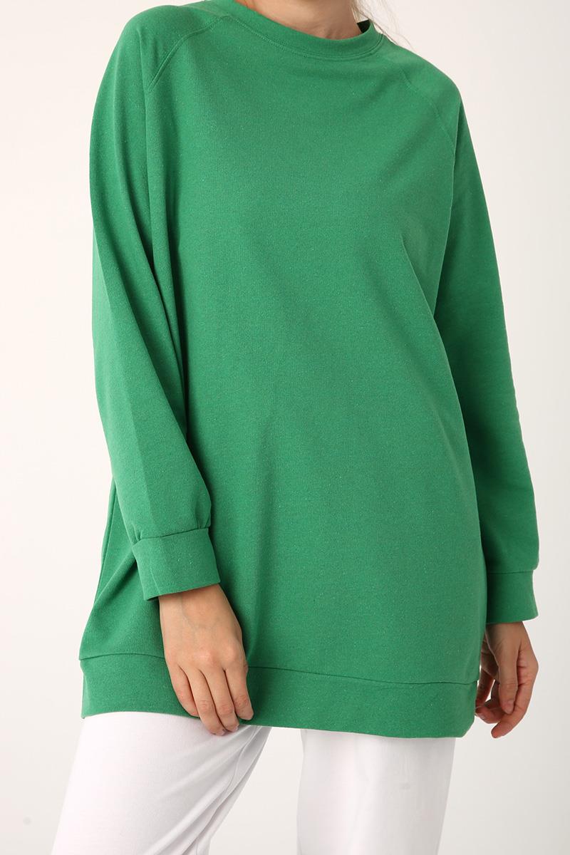 Grüner Pullover mit Raglanärmeln