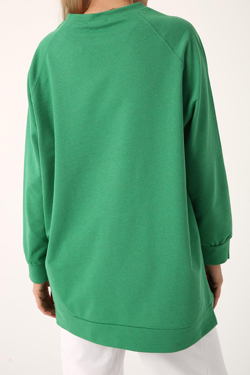 Grüner Pullover mit Raglanärmeln