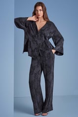 genis-paca-siyah-dokuma-pantolon-df349e.jpg