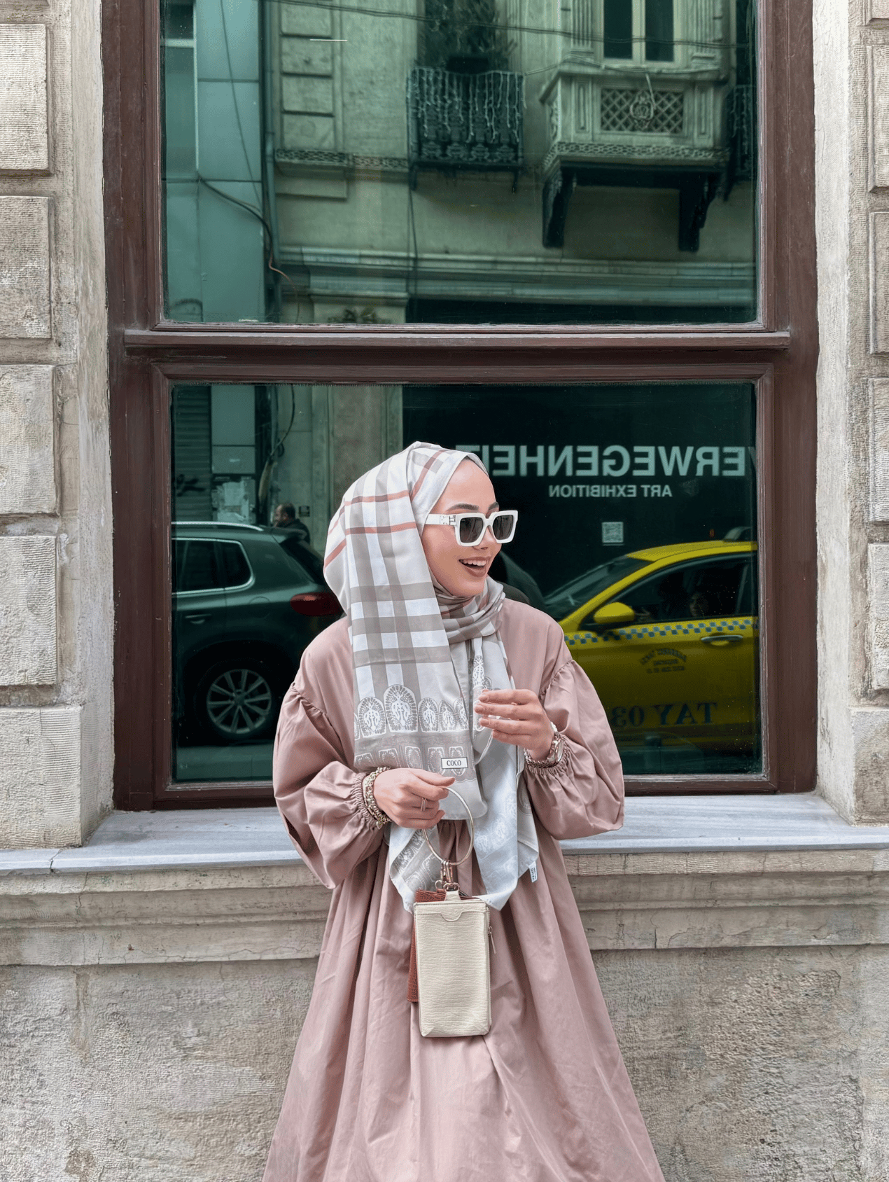 Busenur'un Bej Tartan Desen Şal Tercihi · görsel 4