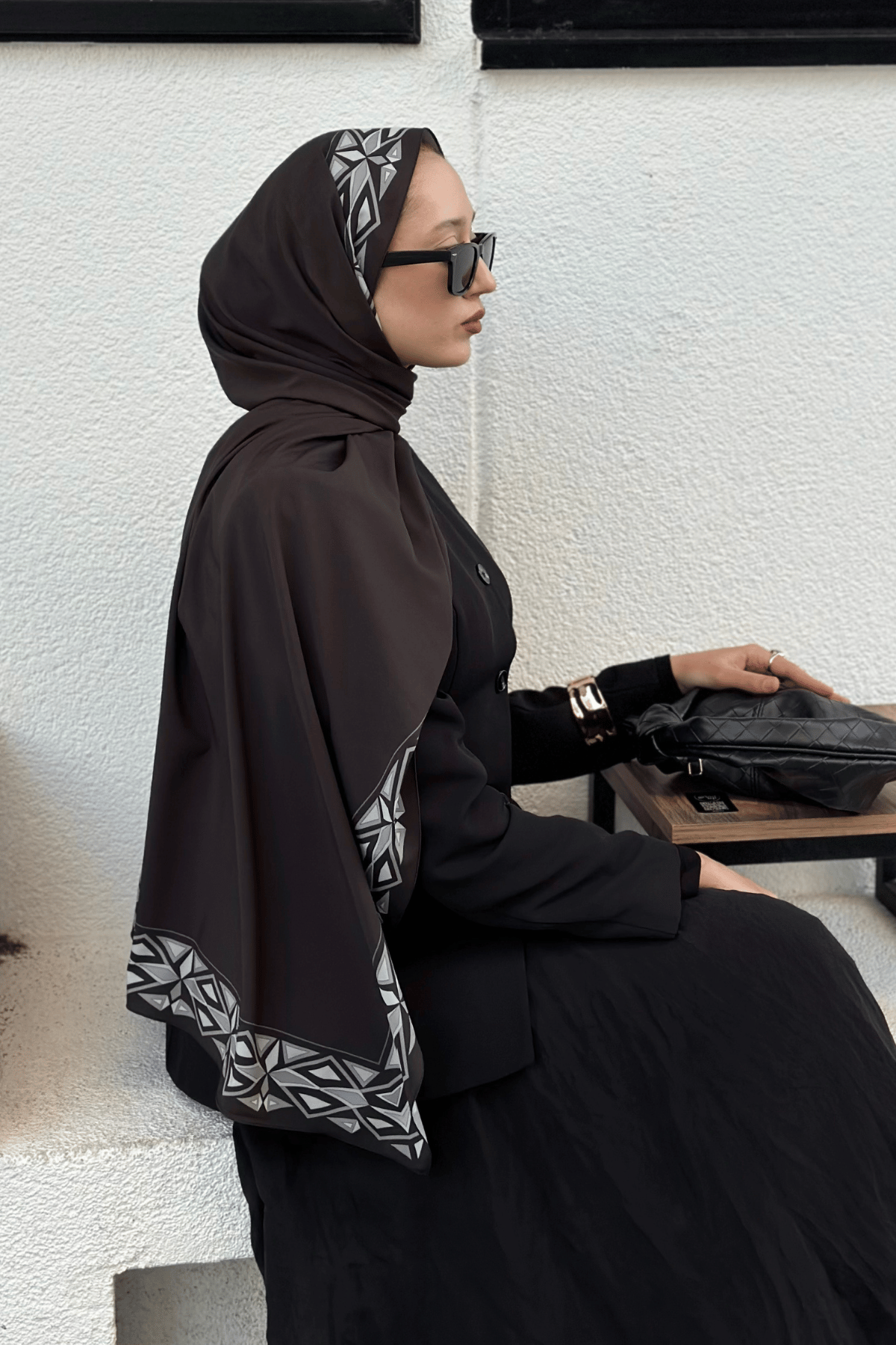 Beyza'nın Siyah Venedik Desen Pamuk Vual Şal Tercihi · görsel 3