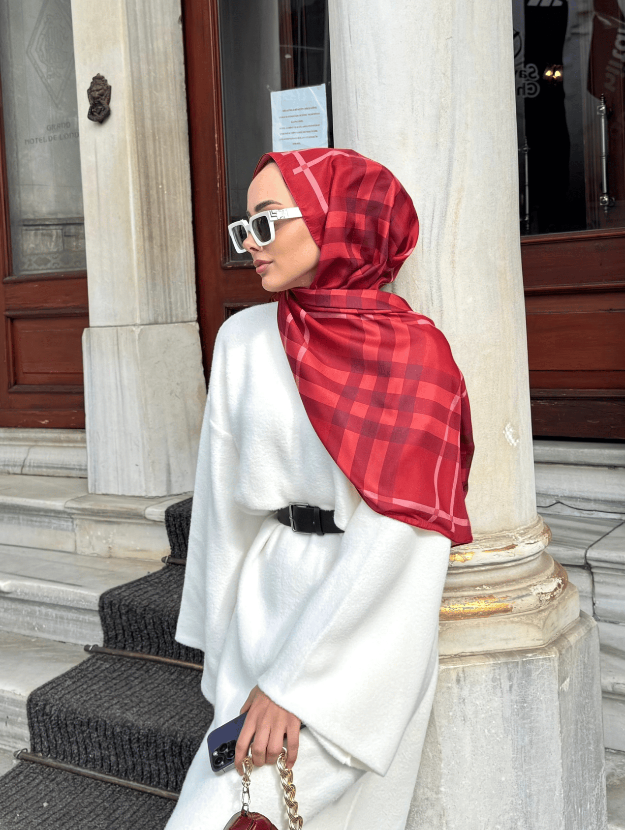 Busenur'un Bordo Tartan Desen Şal Tercihi · görsel 3