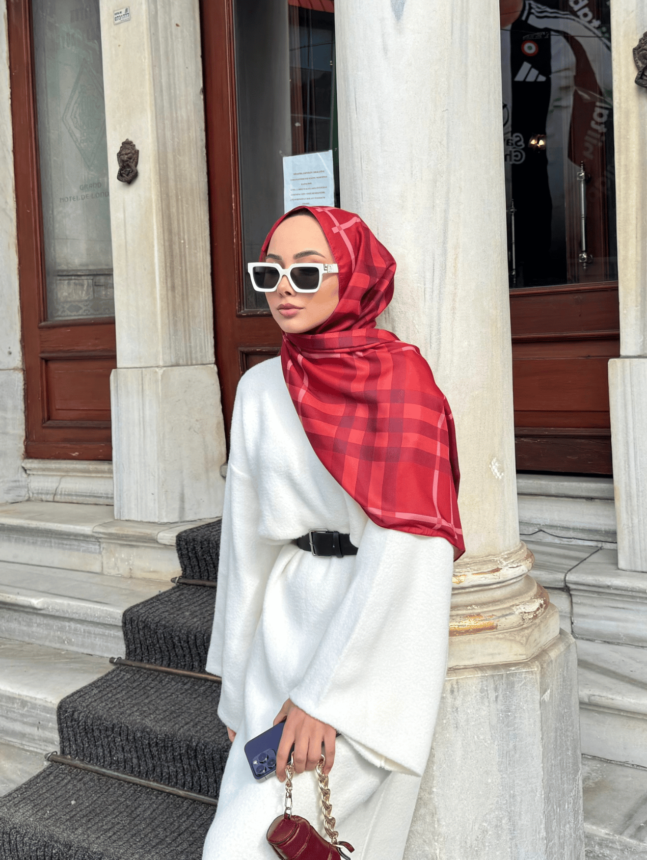Busenur'un Bordo Tartan Desen Şal Tercihi · görsel 5
