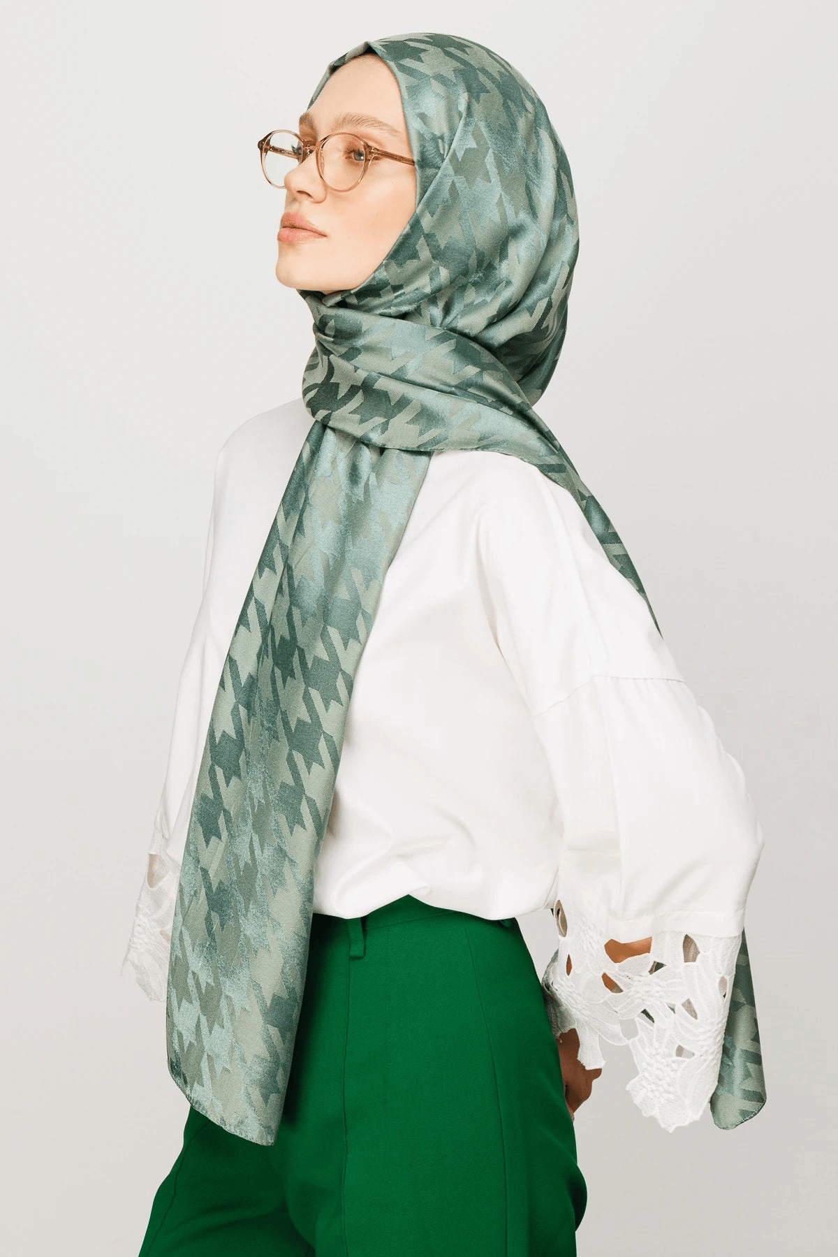 Küf Yeşili Kazayağı Desen Parlak Jakar Şal · görsel 2