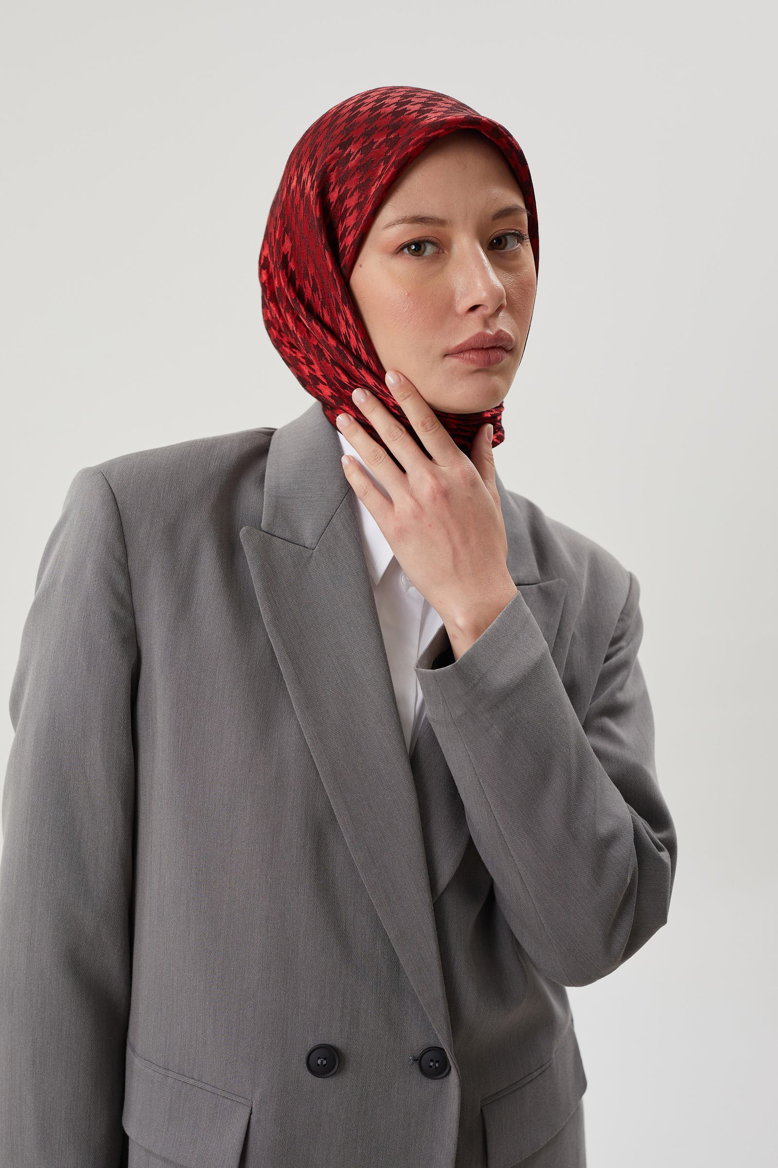 Kırmızı Kazayağı Desen Parlak Jakar Eşarp · görsel 2