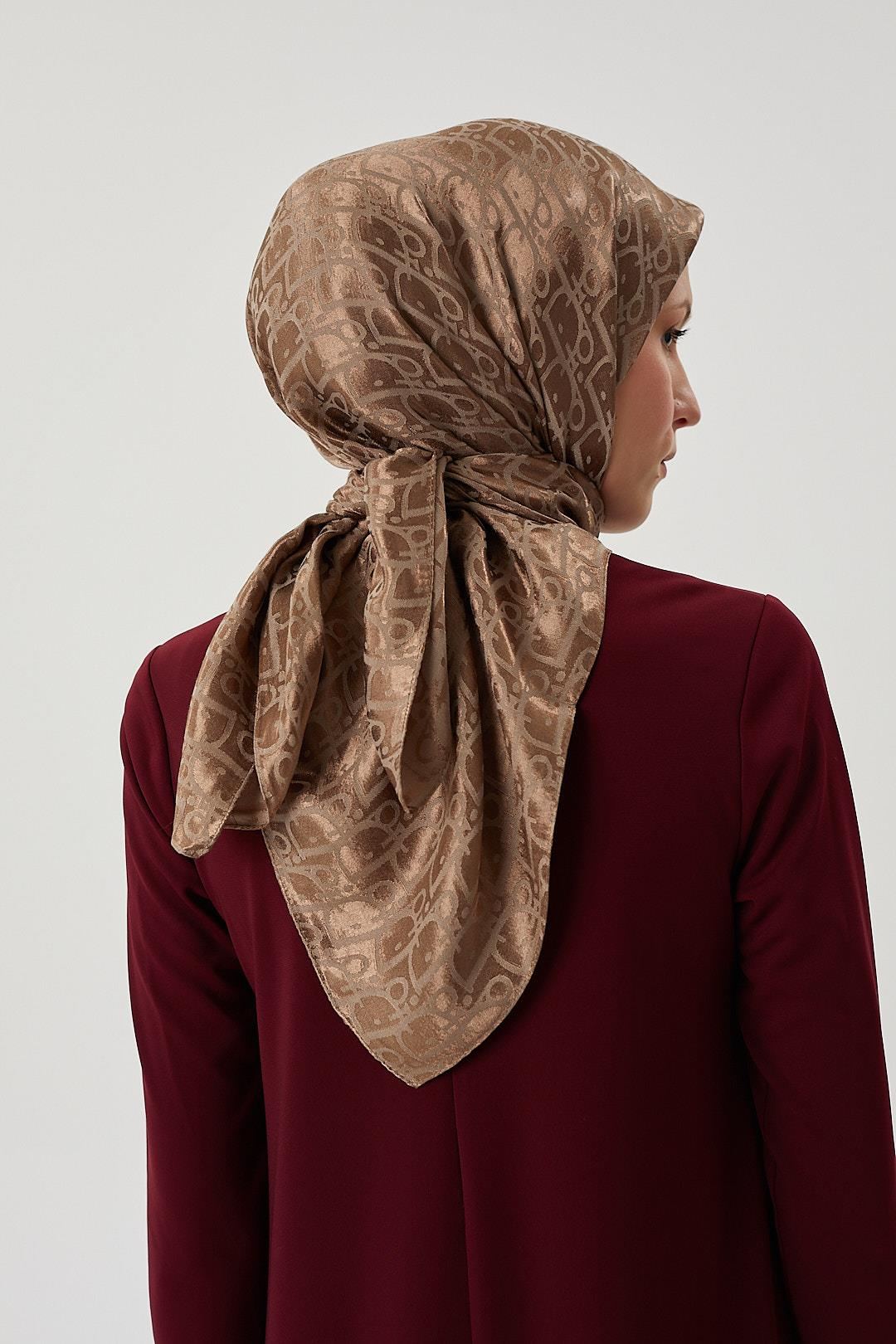 Koyu Vizon D Desen Parlak Jakar Eşarp · görsel 5