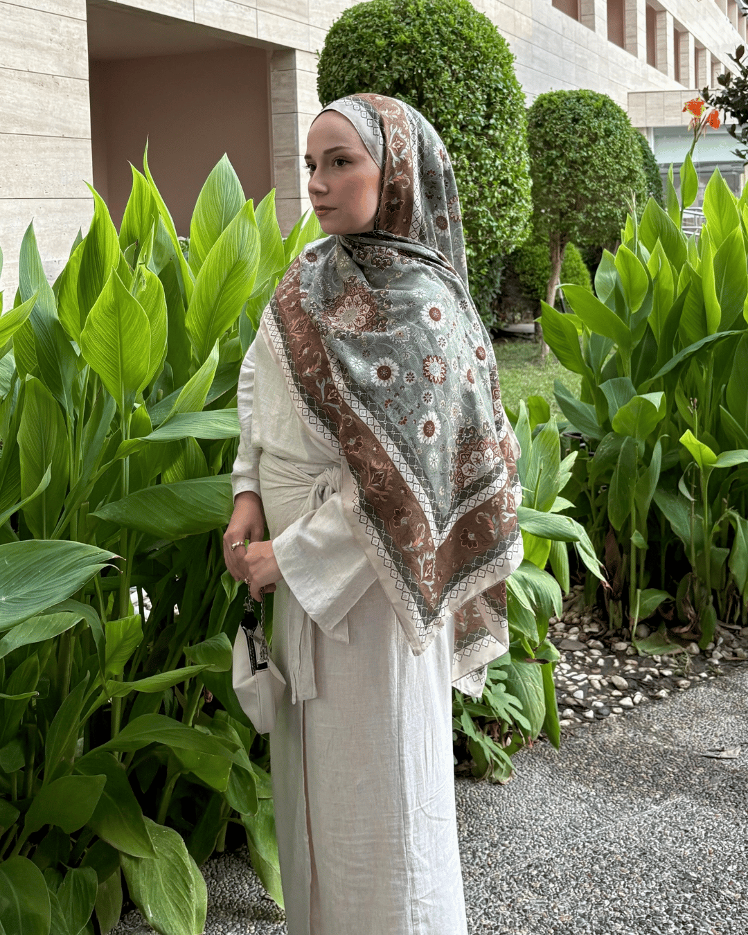 Bihter Koç'un Kum Taşı Silk Nomads Vual İpek Şal Tercihi · görsel 4