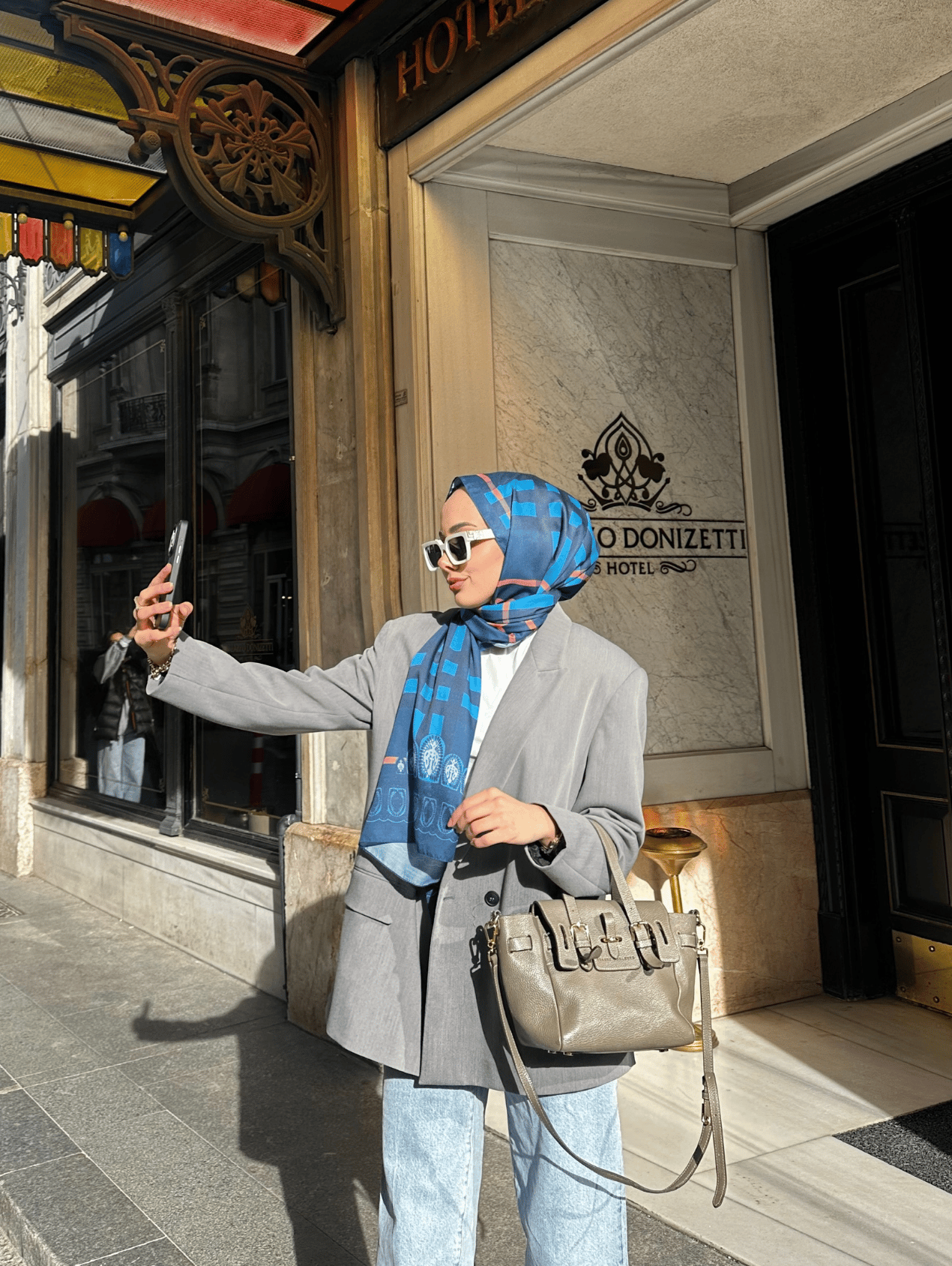 Busenur'un Lacivert Tartan Desen Şal Tercihi · görsel 3