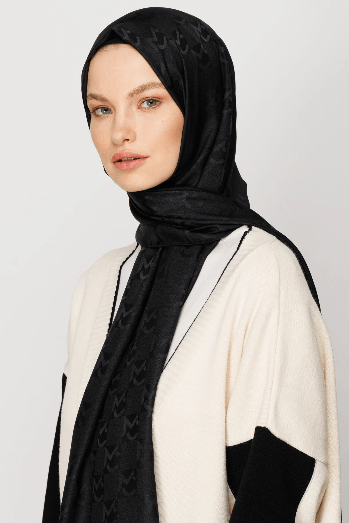 Siyah Mc Desen Jakar Şal · Monogram Jakar · görsel 2