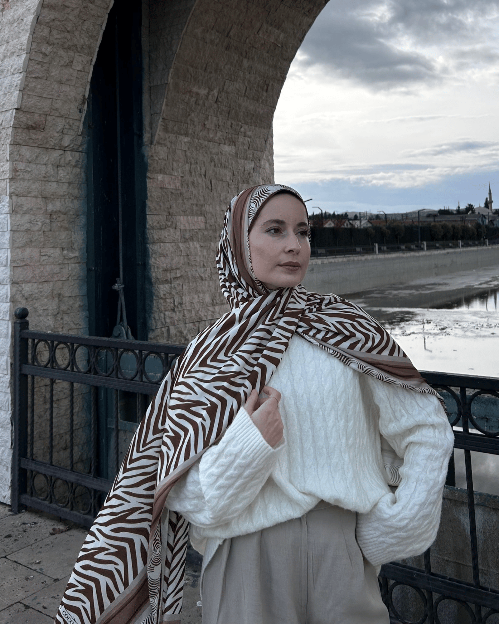 Merve'nin Acı Kahve Zebra Desen İpek Şal Tercihi · İpeksi · görsel 2