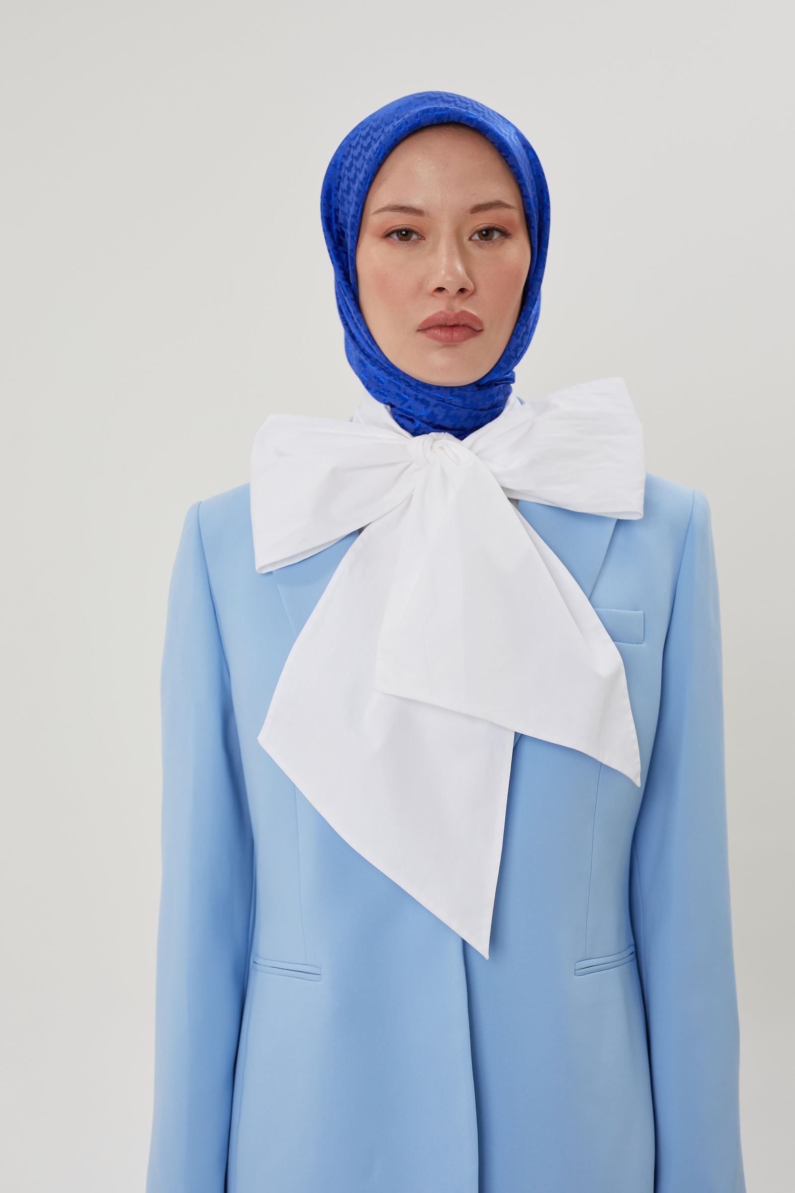 Saks Mavisi Kazayağı Desen Parlak Jakar Eşarp · görsel 2