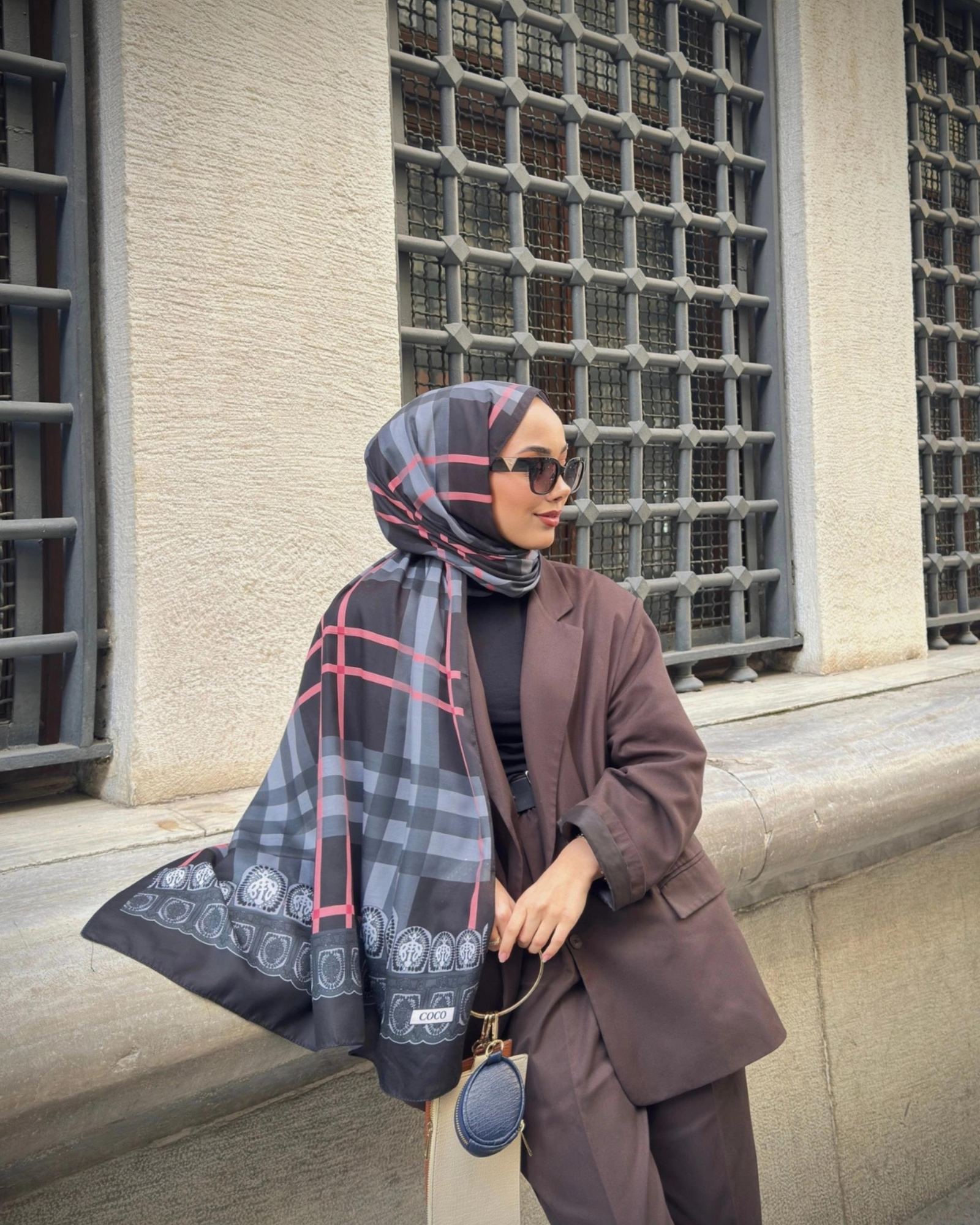 Şule'nin Siyah Tartan Desen Şal Tercihi · görsel 2