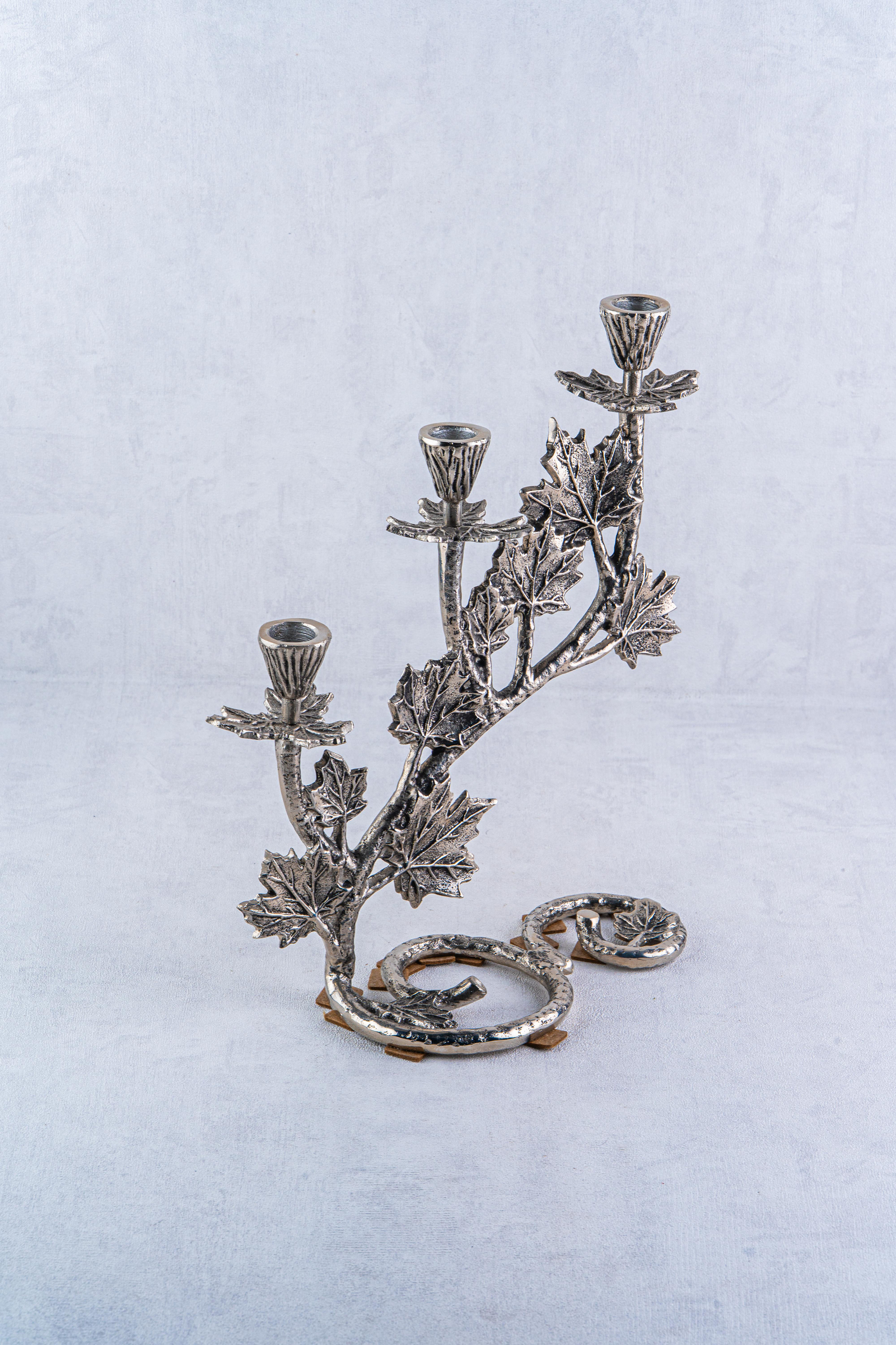 DekuvaMAPLE LEAF 3 LIGHTS CANDLE HOLDER NICKEL ANTIQUE 30,5*23*33LAMEDOR 1KG-3890
