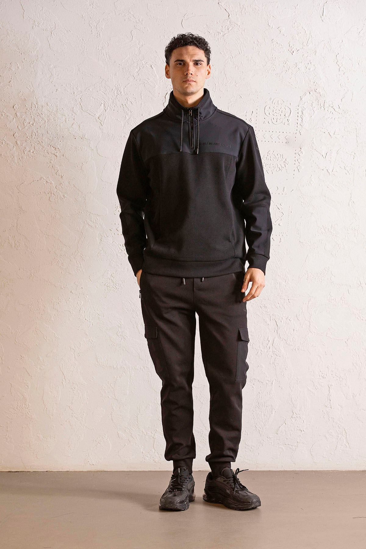 Dik Yaka Garni Detaylı Erkek Sweatshirt