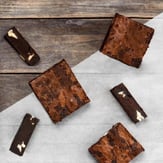 Beyaz Çikolatalı Brownie (2 dilim) 240derece görseli.