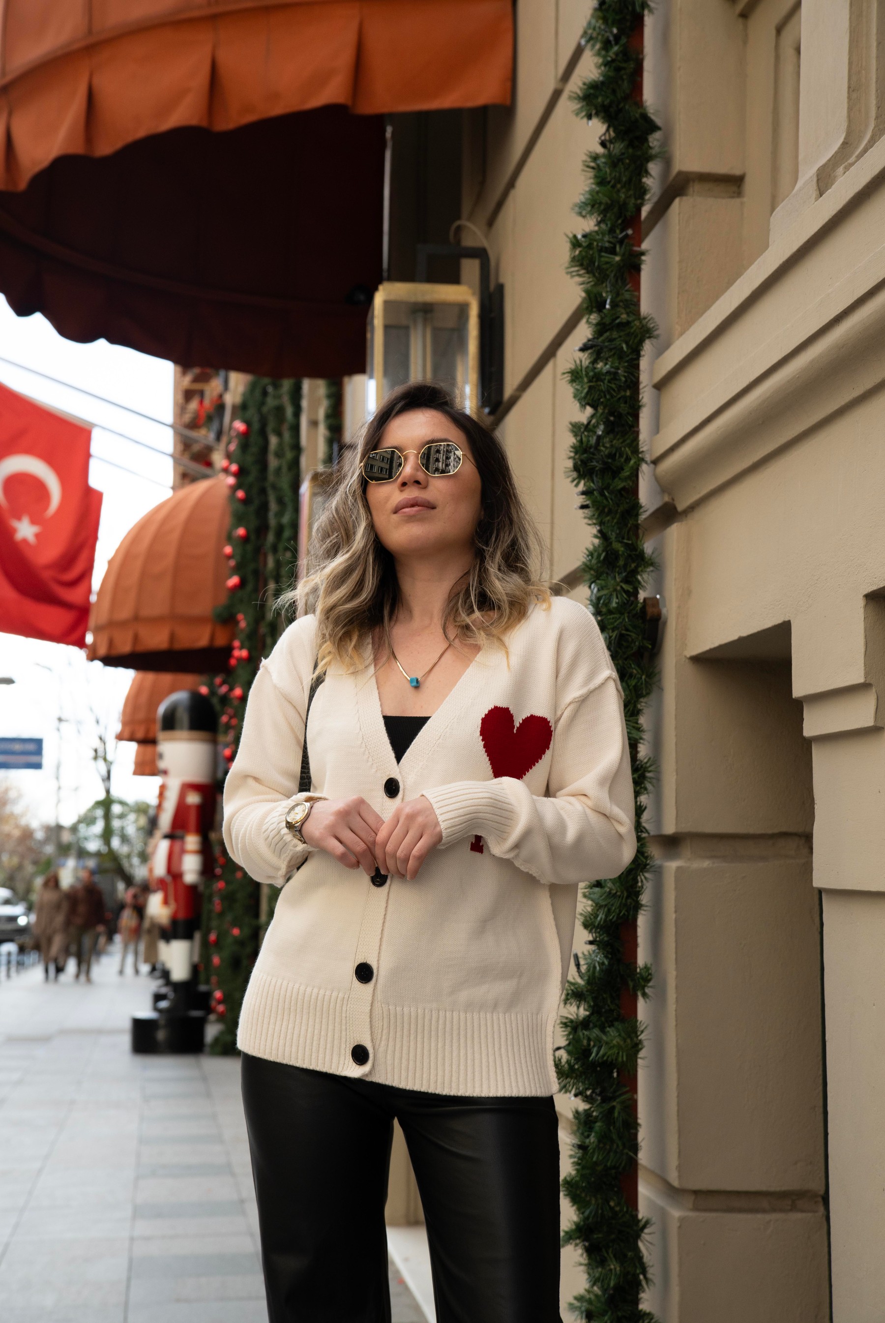 Kadın Ekru Kalp Nakış Desenli Hırka