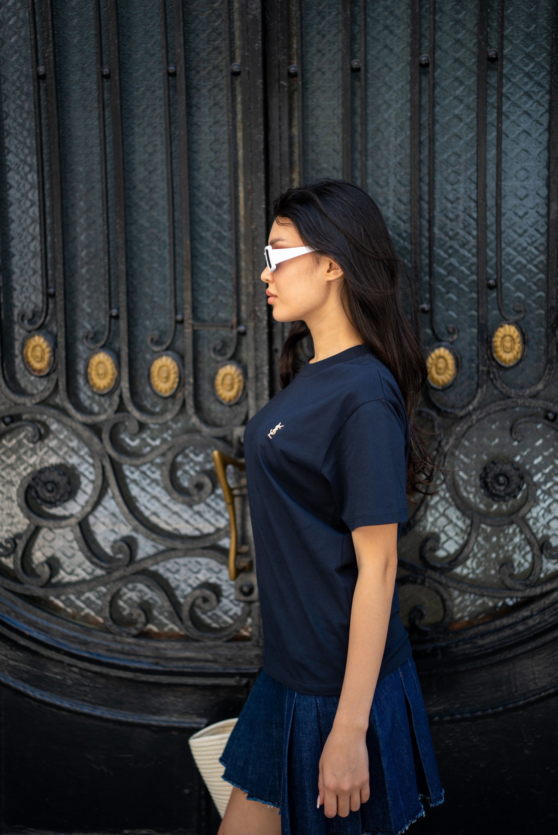 Kadın Göğüs Kısmında Küçük Altın Rengi Metal Logo Detayılı T-Shirt