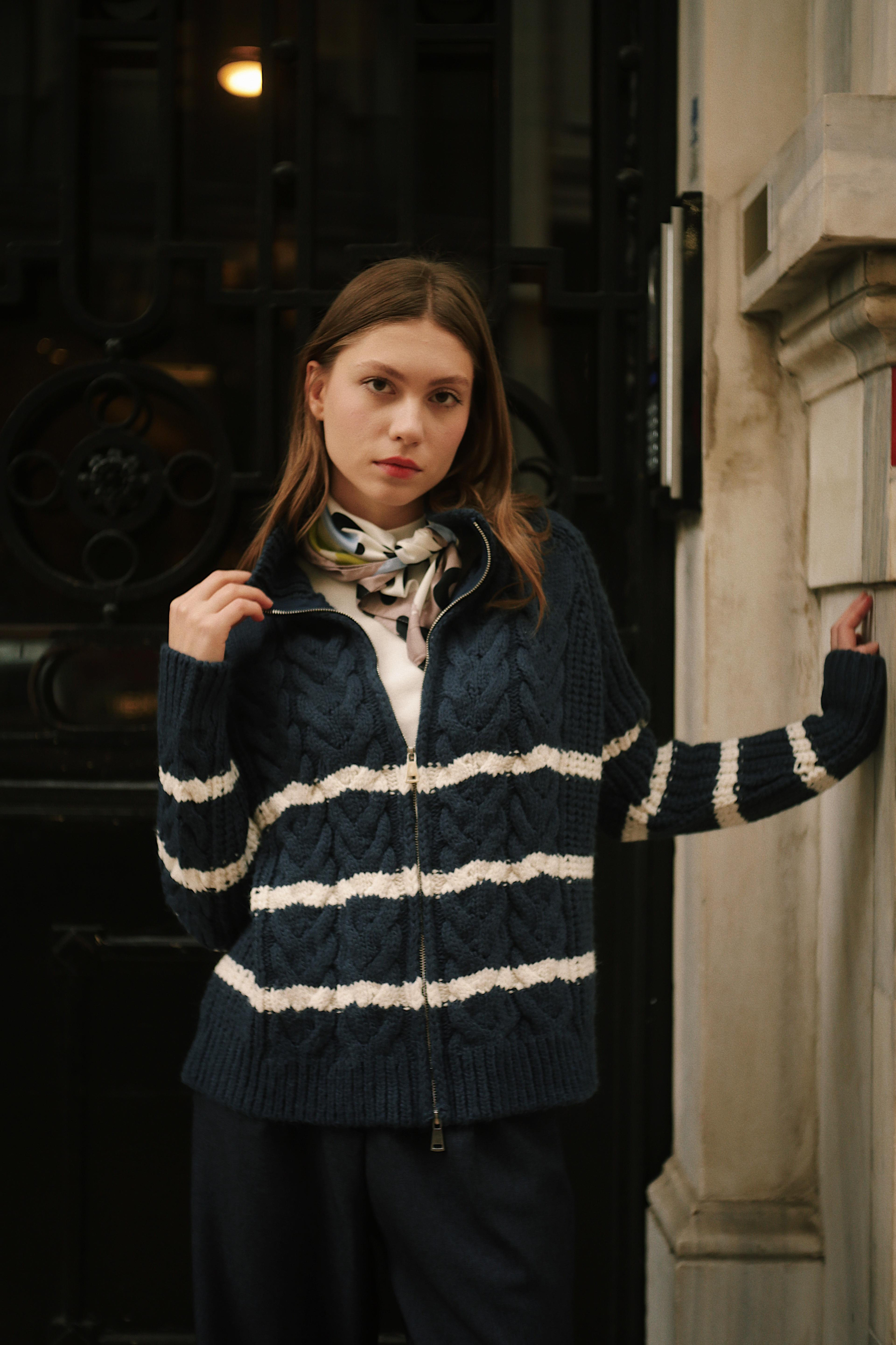 Çizgili Örgü Fermuarlı Kadın Lacivert Beyaz Kazak Hırka Triko Casual ve diğer Triko modellerimiz için online alışveriş mağazamızı ziyaret edin. 