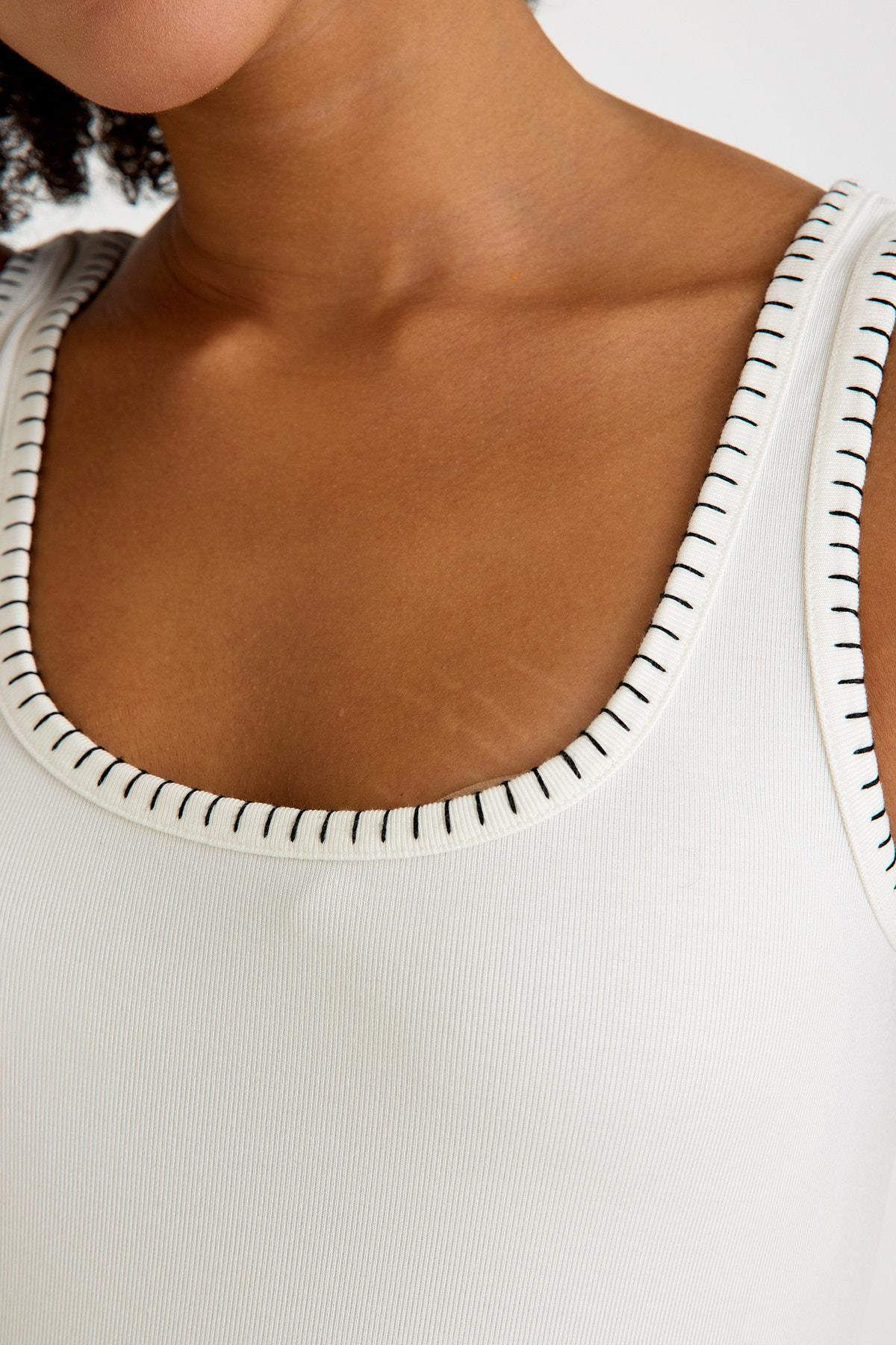 Kalın Askılı Siyah İp Örgü Detaylı Beyaz Bluz ve diğer Bluz modellerimiz için online alışveriş mağazamızı ziyaret edin. 