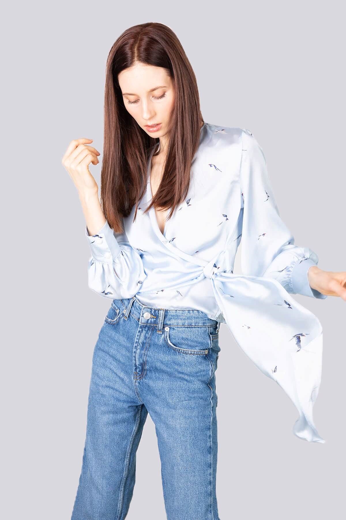 Kuş desenli kolları manşetli bluz - mavi ve diğer Bluz & Gömlek modellerimiz için online alışveriş mağazamızı ziyaret edin. 