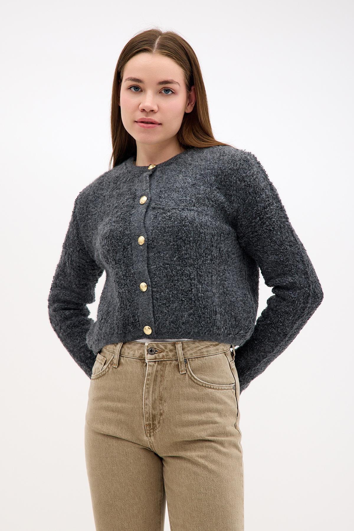 Önden Altın Düğme Detaylı Havlu Kumaş Koyu Gri Füme Triko ve diğer Triko modellerimiz için online alışveriş mağazamızı ziyaret edin. 