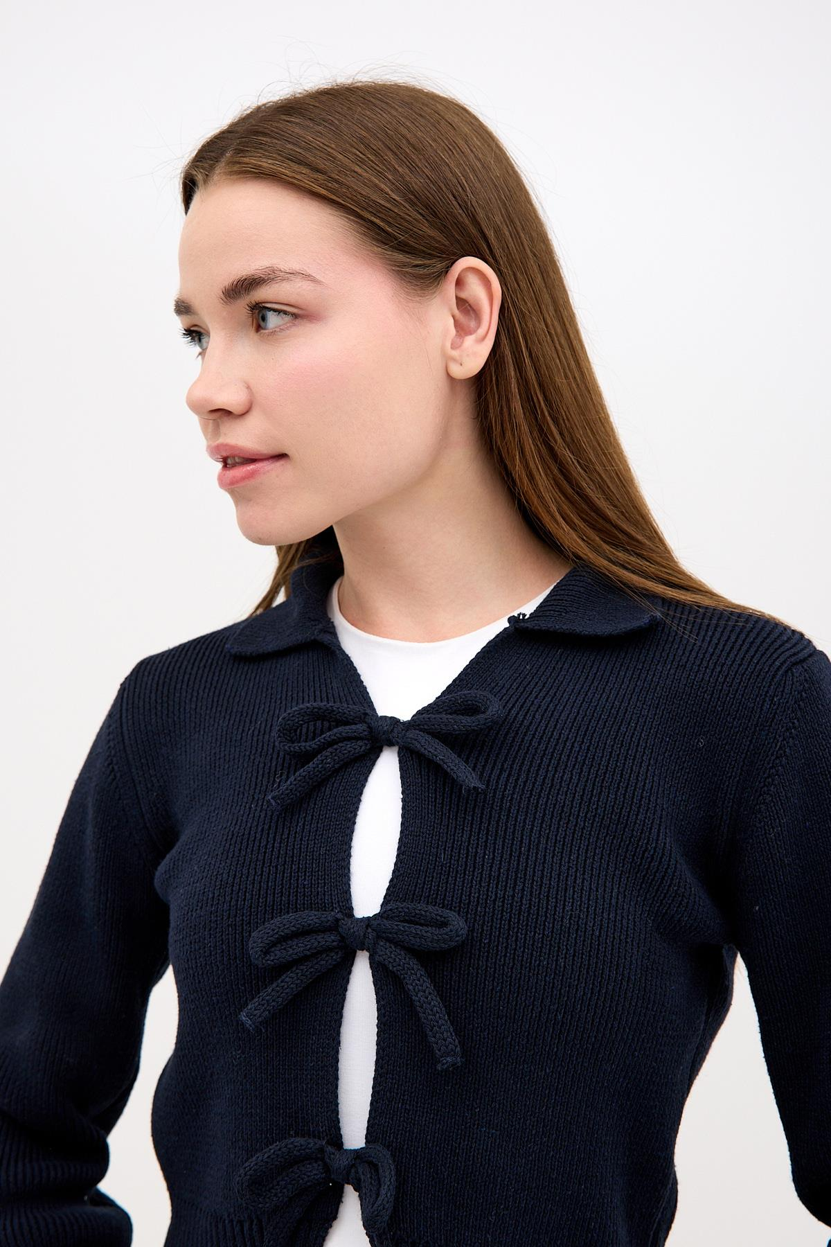 Pamuk Crop Polo Yaka Bağcıklı Kurdele Detaylı Lacivert Triko ve diğer Triko modellerimiz için online alışveriş mağazamızı ziyaret edin. 