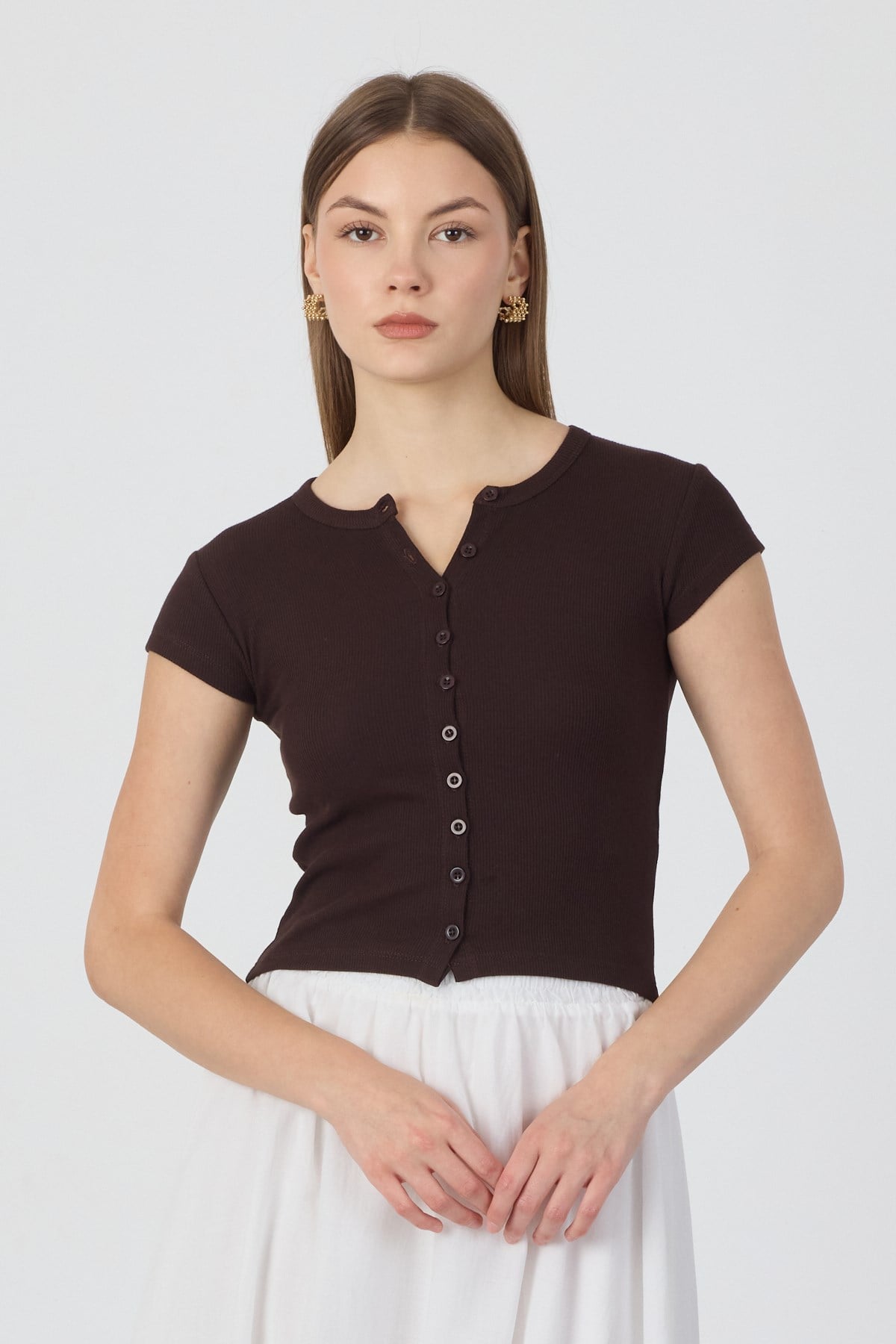 Pamuk Önden Düğmeli Kaşkorse Crop Bluz - Kahverengi ve diğer Bluz modellerimiz için online alışveriş mağazamızı ziyaret edin. 