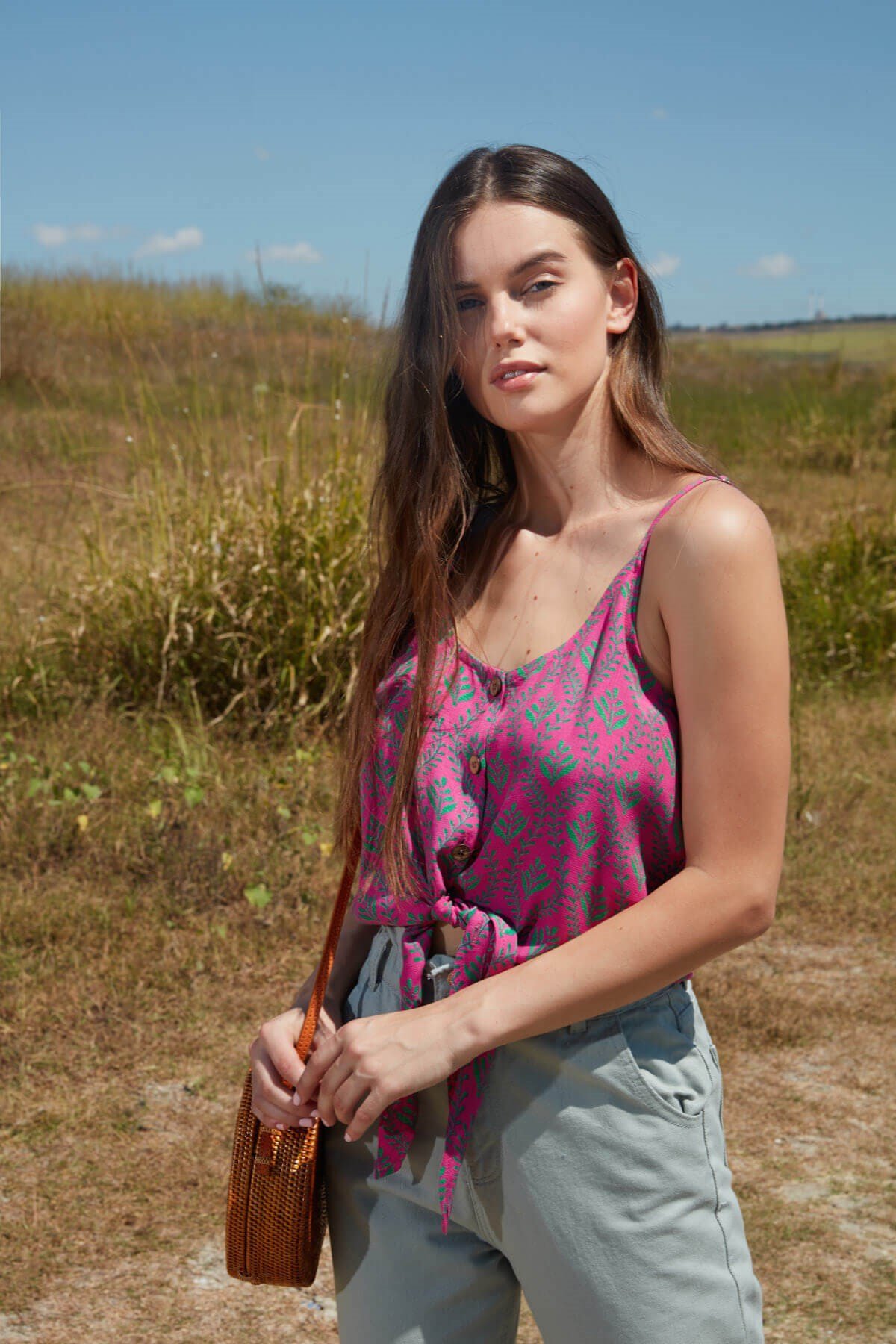 Pembe yeşil yaprak desenli önden bağlamalı bluz ve diğer Bluz & Gömlek modellerimiz için online alışveriş mağazamızı ziyaret edin. 