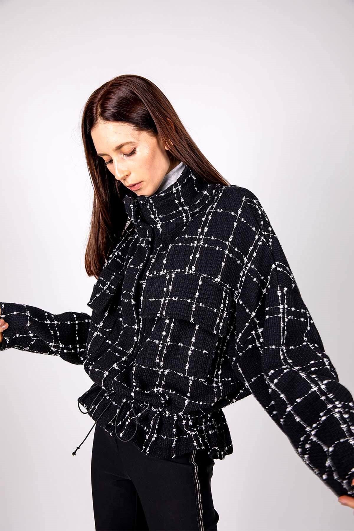 Siyah beyaz ekoseli beli büzgülü kumaş ceket mont ve diğer Dış Giyim modellerimiz için online alışveriş mağazamızı ziyaret edin. 