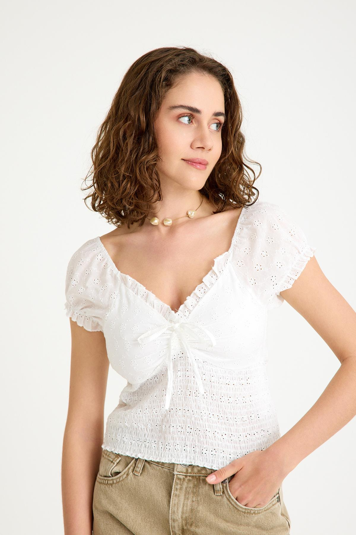 V-Yaka Balon Kollu Beli Lastik Detaylı Pamuk Fisto Beyaz Bluz ve diğer Bluz modellerimiz için online alışveriş mağazamızı ziyaret edin. 